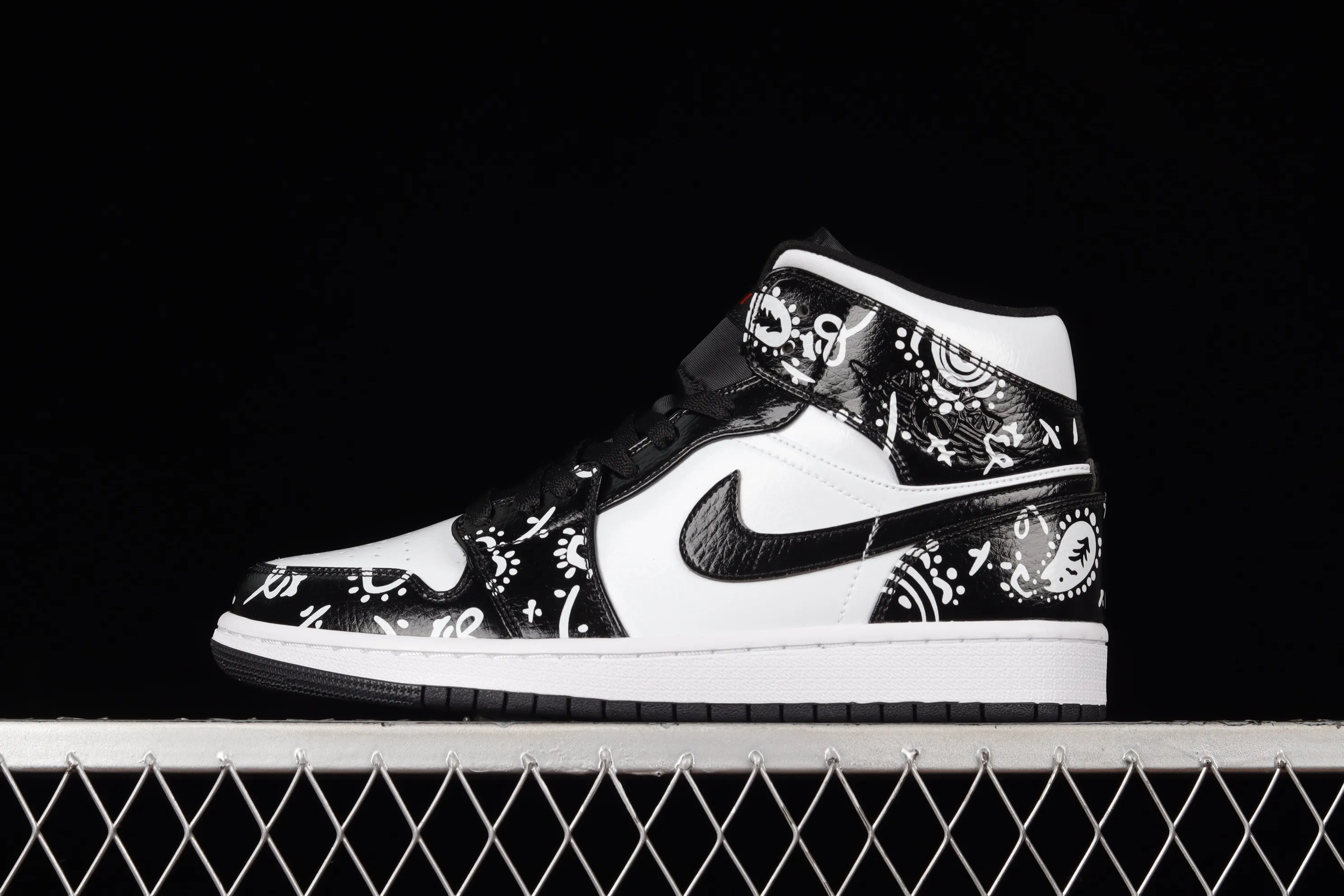 All categories Air Jordan Jordan series basketball shoes Air Jordan 1 Mid Air Jordan 1 Mid SE AJ1 Joe 1 graffiti black and white China basketball shoes 554724-075